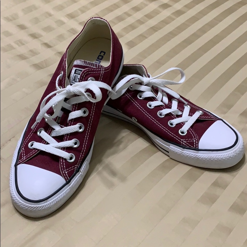 Converse. Low top Chuck Taylor. Unisex. Women’s 8